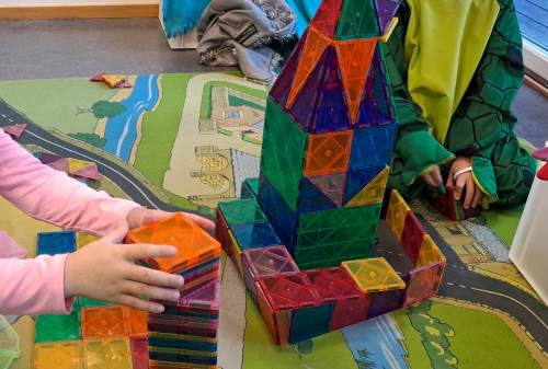 Vi har fått nye magnet-leker som er KJEMPEGØYE!